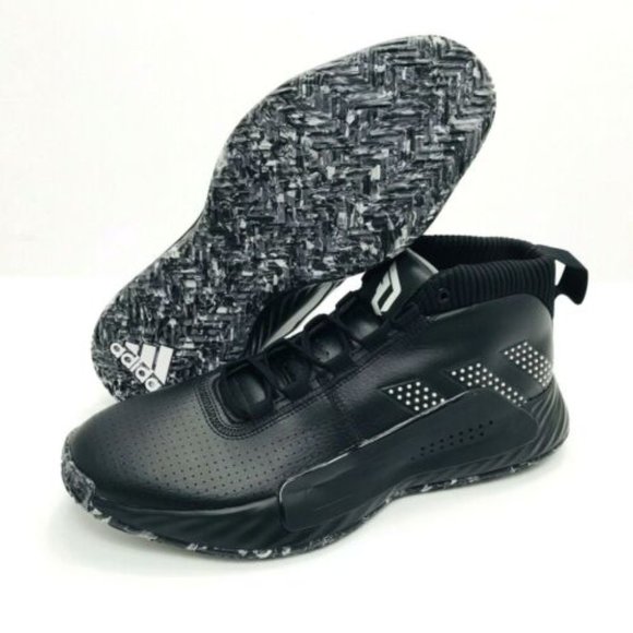 dame 5 black and white
